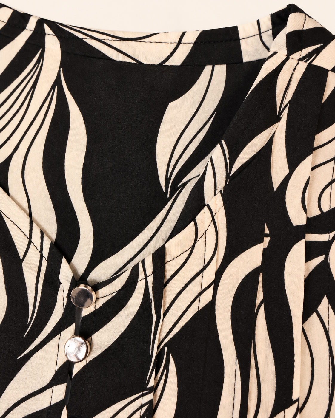 Blusa estampada de escote abierto con botones y mangas fruncidas Cocomo - talla PM - Imagen 3
