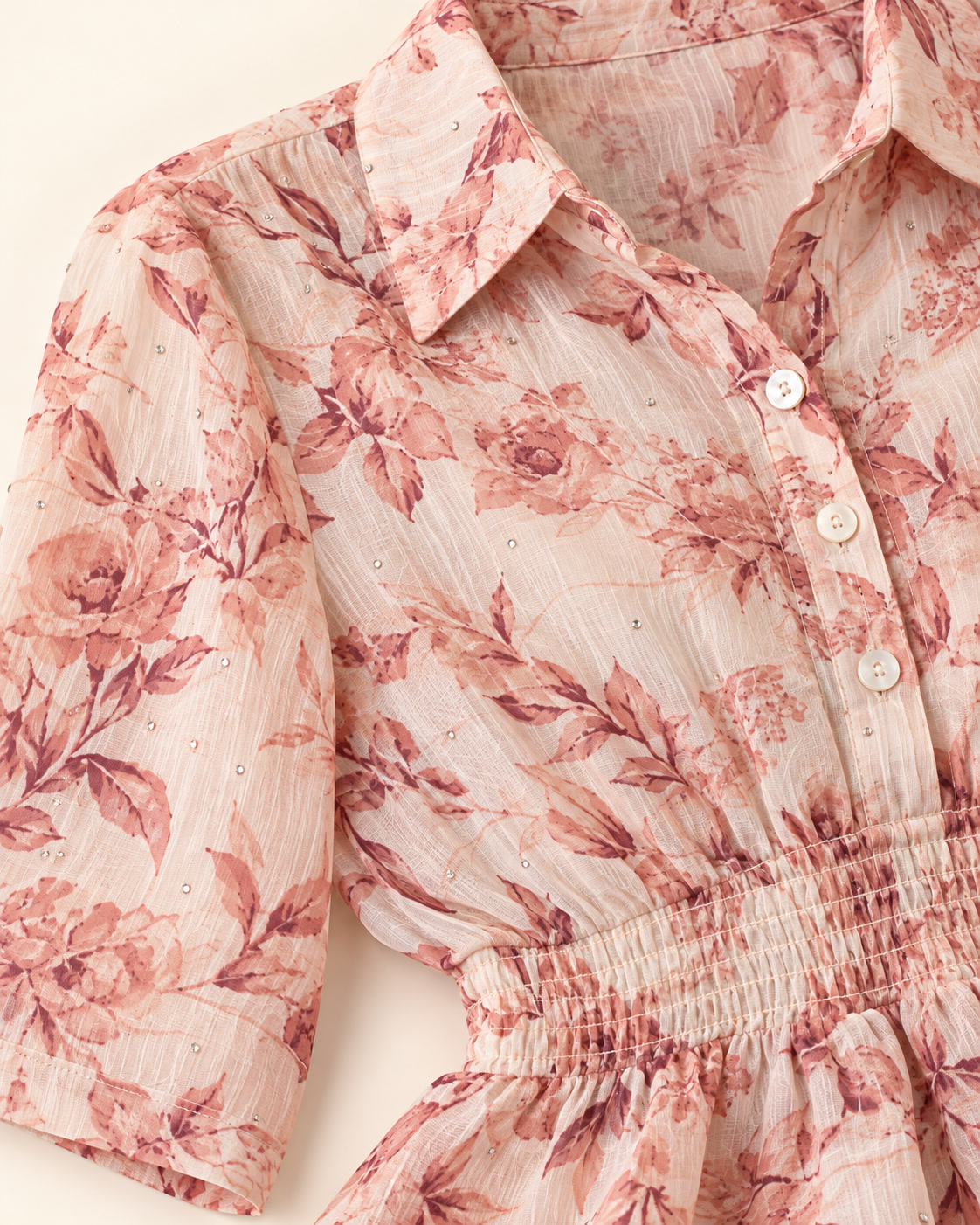 Blusa floral con cuello camisero, cintura fruncida y pedrería Alex & Parker - talla S/P/CH - Imagen 3
